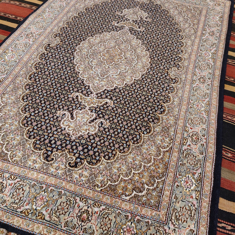 فرش دستبافت یک و نیم متری طرح ماهی کد SH 85 یک جفت