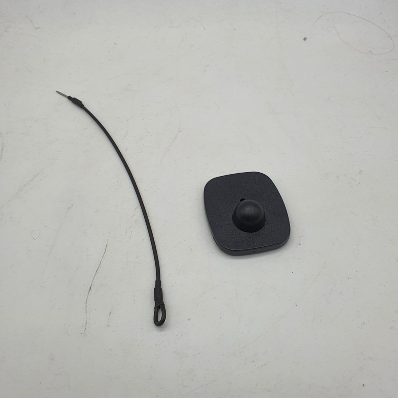 تگ لباس مدل M50 F8.2 به همراه بند نگهدارنده بسته 100 عددی