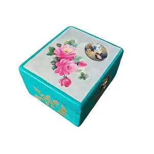 جعبه هدیه طرح گل و بانو کد 05