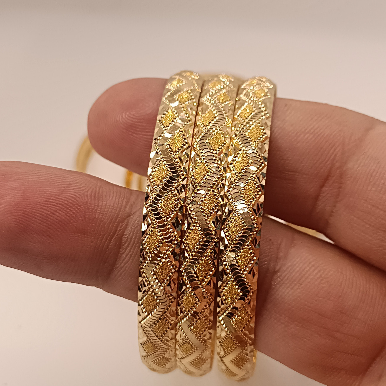 النگو طلا 18 عیار زنانه گالری طلای ونوسام کد V324S2 النگو طلا 18 عیار زنانه گالری طلای ونوسام کد V324S2