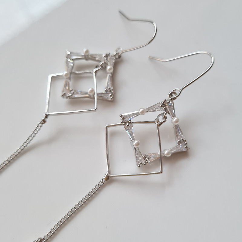 گوشواره زنانه مدل لوزی نگینی گوشواره زنانه مدل لوزی نگینی