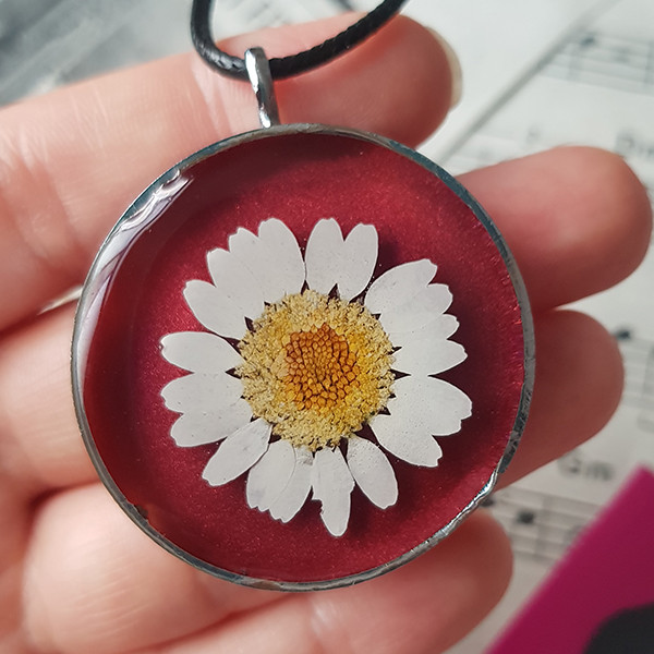 گردنبند دخترانه مدل رزینی طرح بابونه گردنبند دخترانه مدل رزینی طرح بابونه