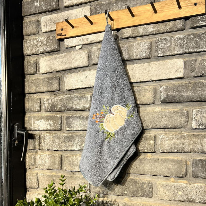 حوله دستی مدل گلدوزی طرح کدو سایز 60*38 سانتی متر