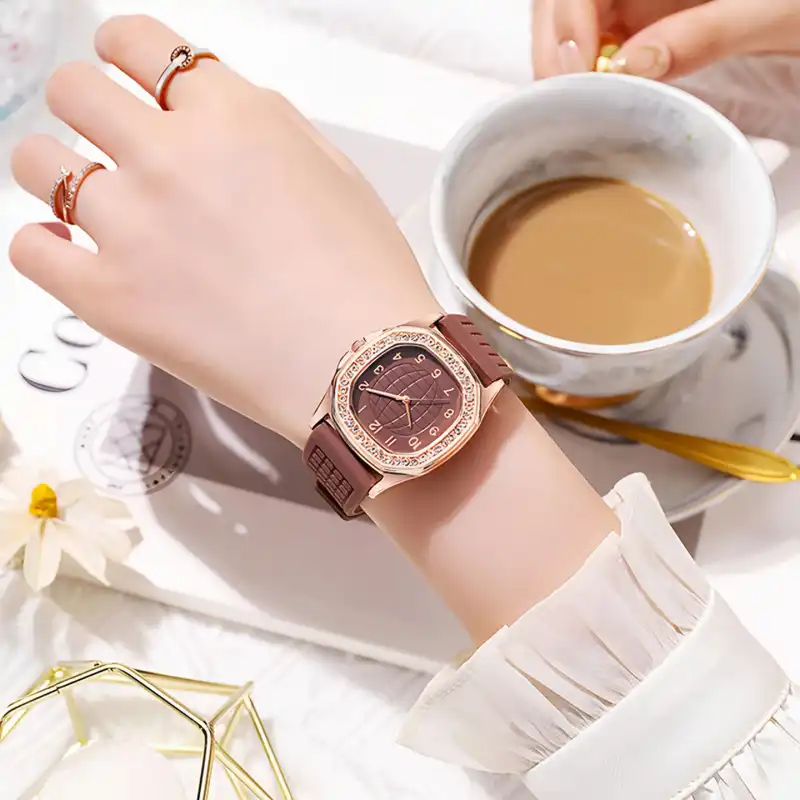 ساعت مچی عقربه ای زنانه مدل کلاسیک دور نگین بند پیو ضد آلرژی کد 4