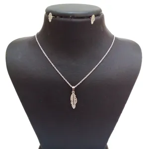 نیم ست زنانه مدل پر شنی