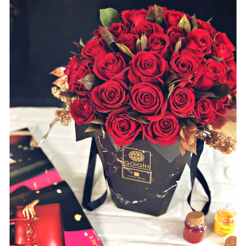 سبد گل گل گیفت مدل عشق طلایی کد GG0012