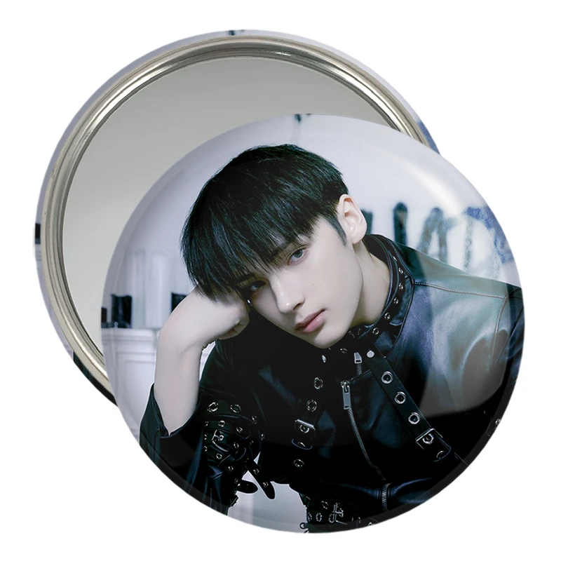 آینه جیبی خندالو مدل هیونینگ کای گروه تی اکس تی TXT  کد 20011