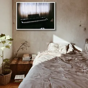 تابلو مدل پیانو کنار پنجره