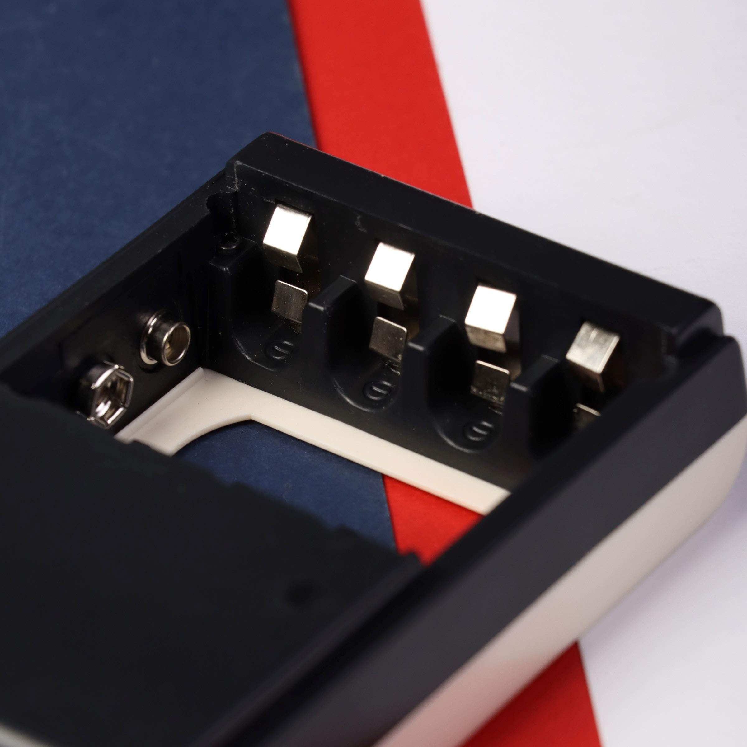 شارژر باتری دیجیتال سی اف ال مدل DET-203C