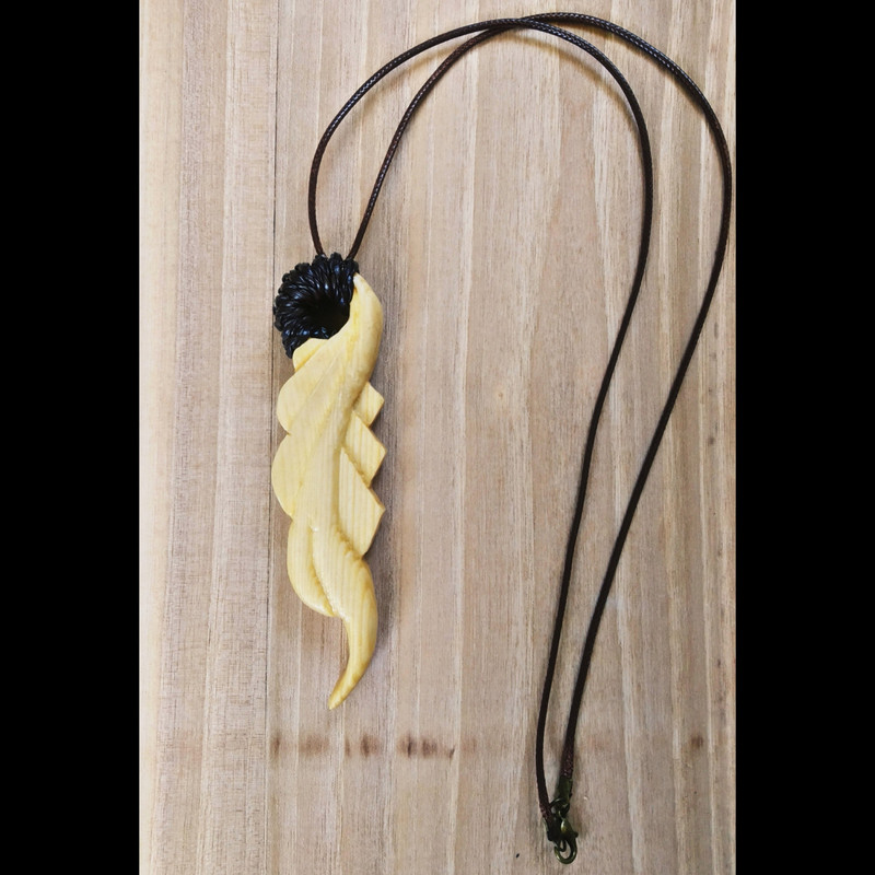 گردنبند مدل چوبی دست‌ساز طرح پر