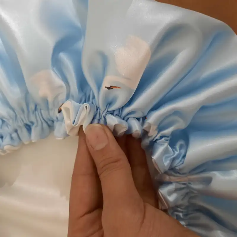 کلاه زنانه مدل ساتن ابریشم طرح قو دو رو