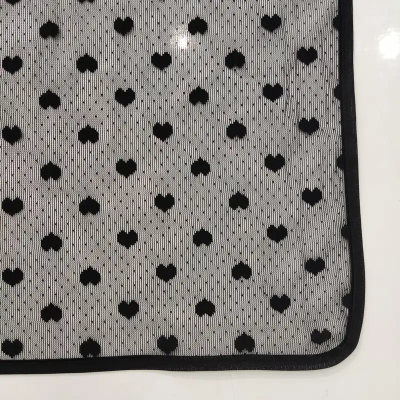 روسری زنانه مدل مینی توری طرح قلب ریز