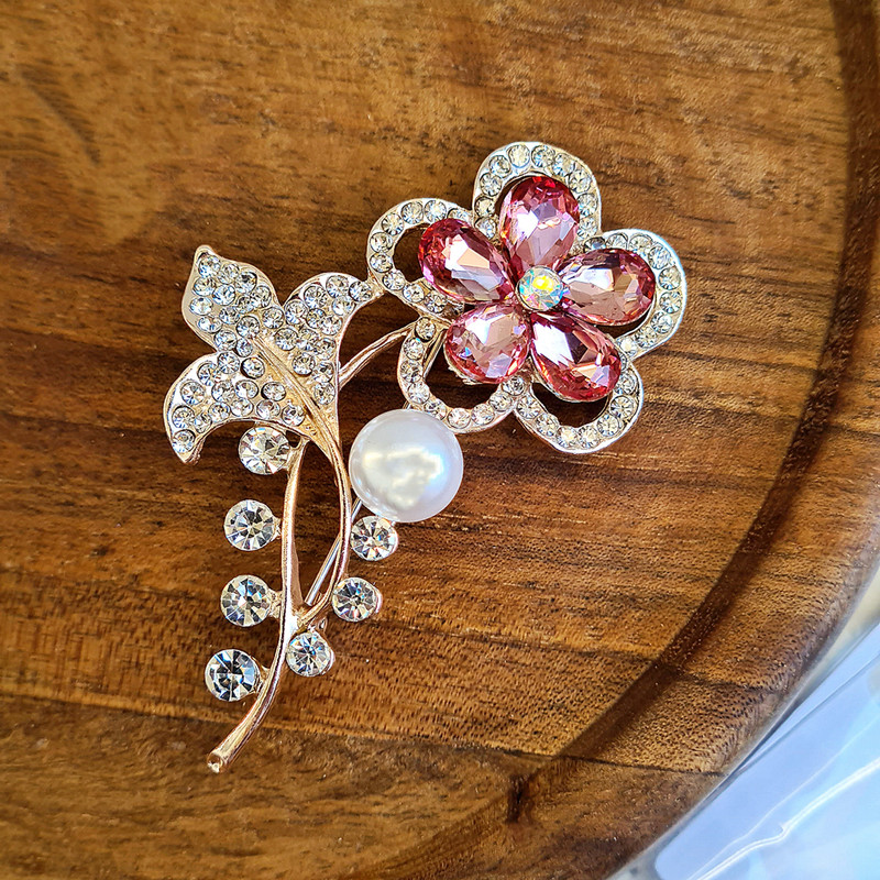 گل سینه زنانه مدل گل کریستالی کد 9000 brg