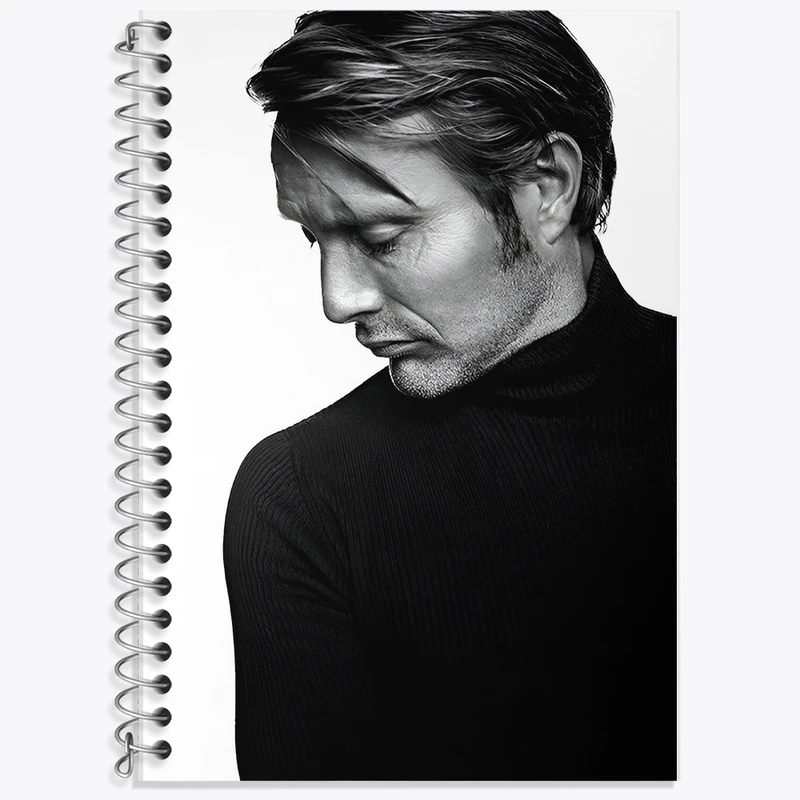 دفتر نت موسیقی 50 برگ خندالو طرح مادز میکلسن (Mads Mikkelsen) کد F7452