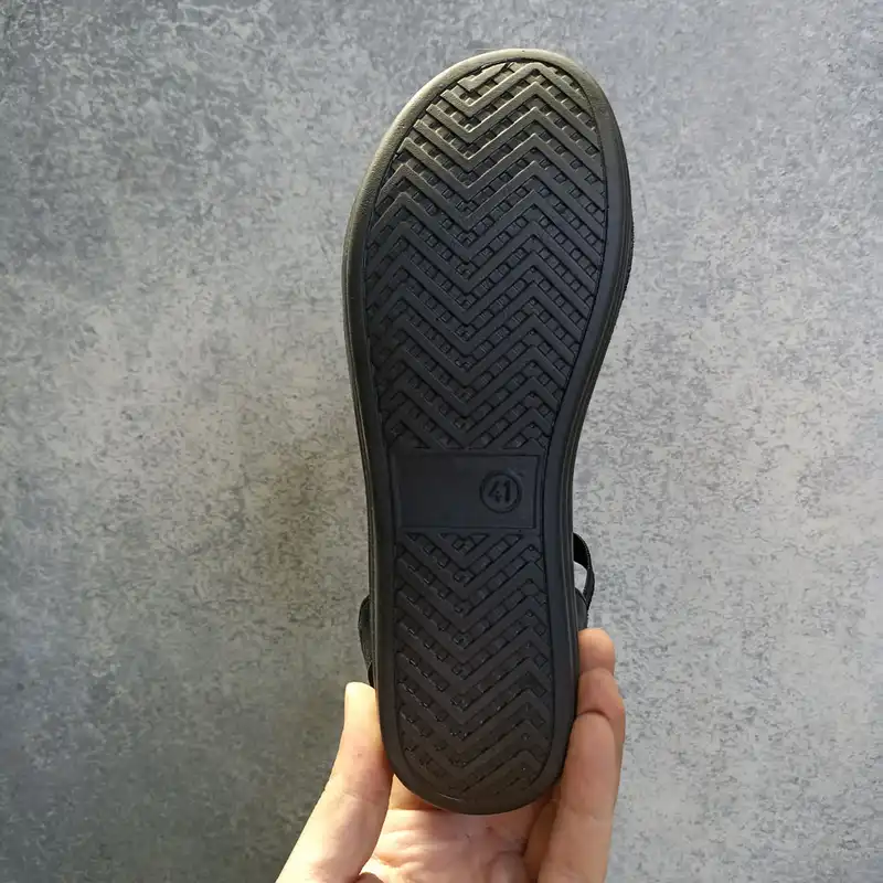 صندل طبی زنانه مدل ماندانا رکابدار کد 1557-BK