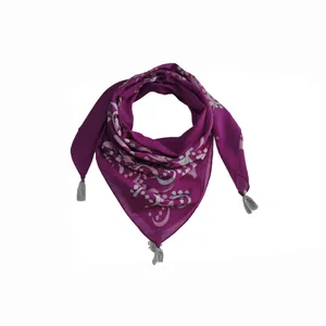 دستمال سر و گردن گدار مدل چیدمان حروف نون