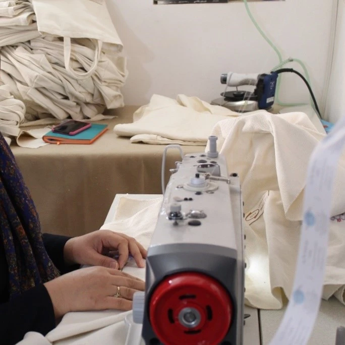 عکس شماره 7 : کیف دستی دست دوز زنانه مدل گل زعفران