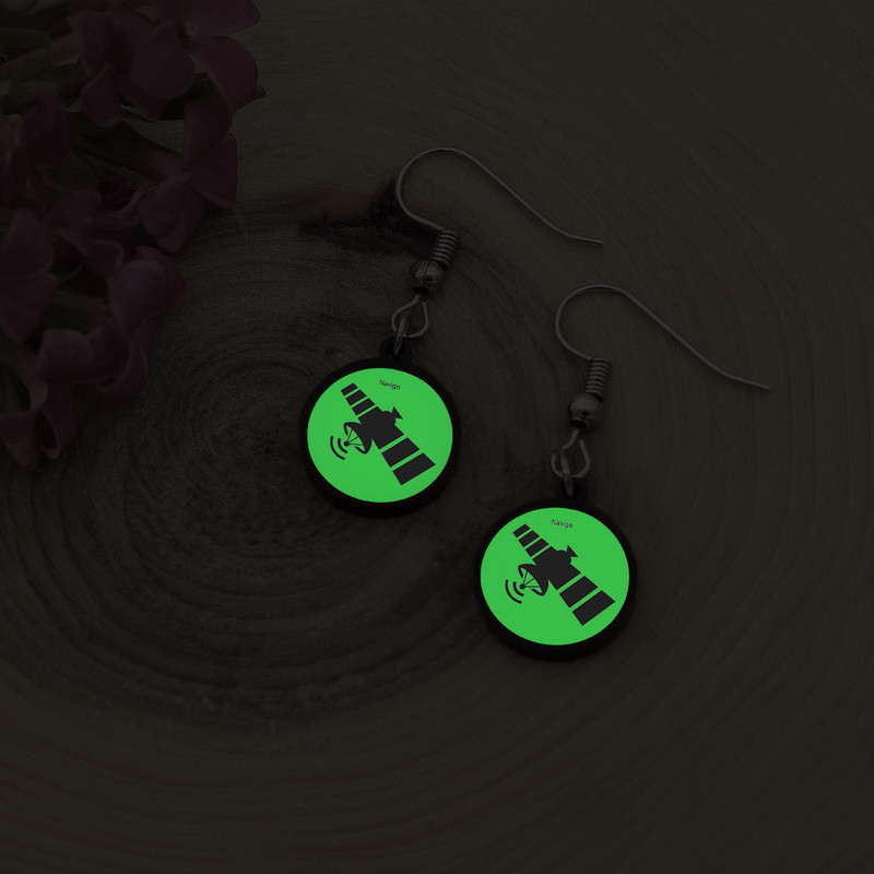 گوشواره زنانه ناکسیگو مدل شب تاب طرح فضانوردی کد ES8086 گوشواره زنانه ناکسیگو مدل شب تاب طرح فضانوردی کد ES8086