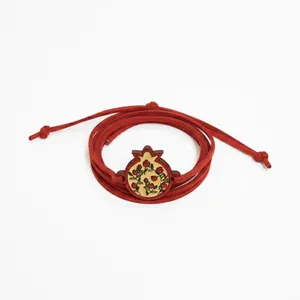 دستبند چرمی زنانه مدل یلدایی با طرح انار 1