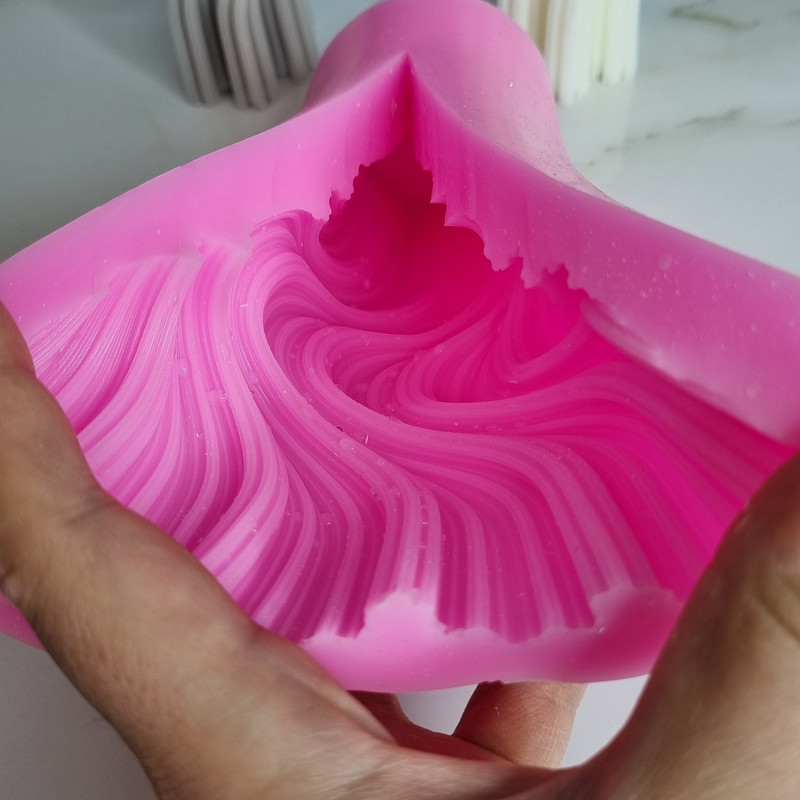 قالب شمع مدل استوانه پیچ طرح موج کد C 15CM