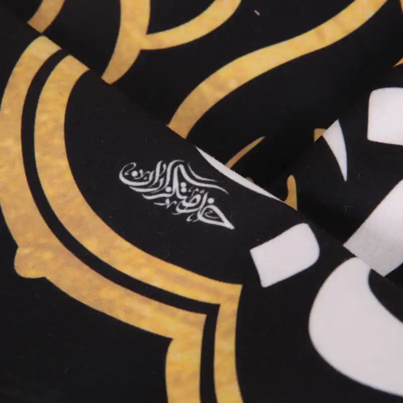 پرچم خدمتگزاران مدل کتیبه محرم طرح یا حسین ابن علی الشهید دو طرف حضرت اباالفضل و زینب کبری علیهما السلام کد 40001187 مجموعه سه عددی