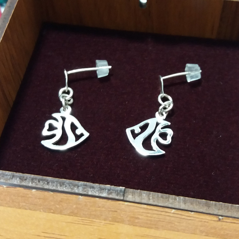 گوشواره نقره میخی زنانه طرح ماهی گوشواره نقره میخی زنانه طرح ماهی