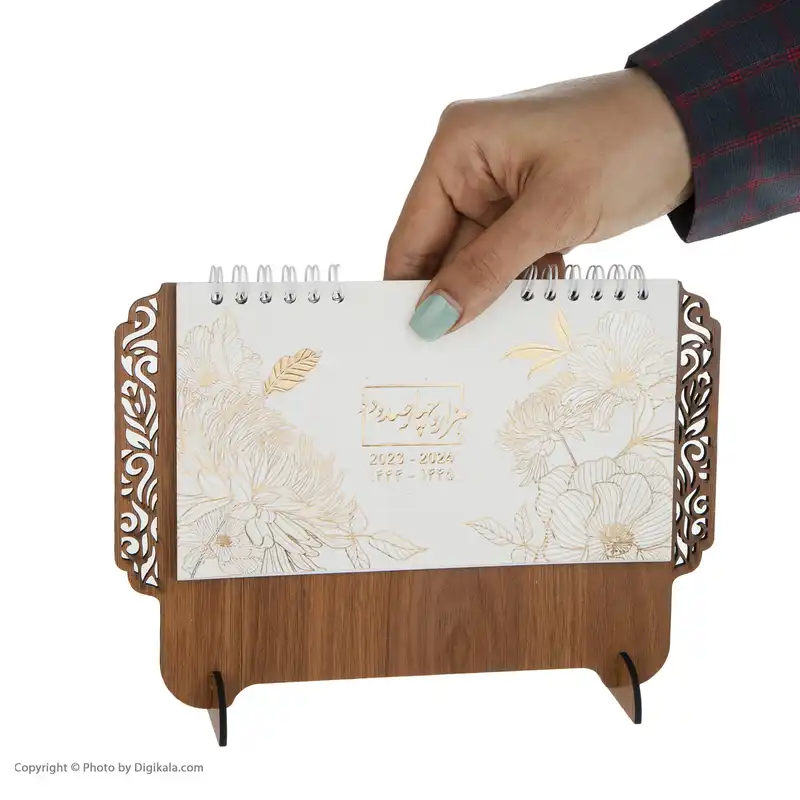تقویم رومیزی سال 1402 طرح چوبی کد 001