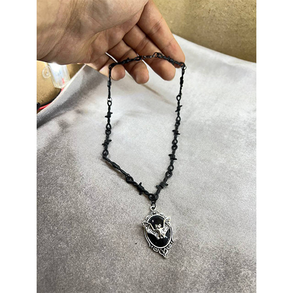 گردنبند مدل سیم خاردار خفاش اسپرت کد 8544852 گردنبند مدل سیم خاردار خفاش اسپرت کد 8544852