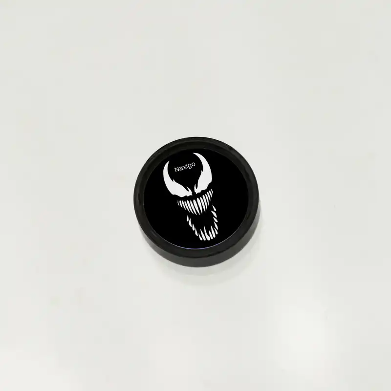 پیرسینگ گوش زنانه ناکسیگو مدل شب تاب طرح ونوم کد PM5895