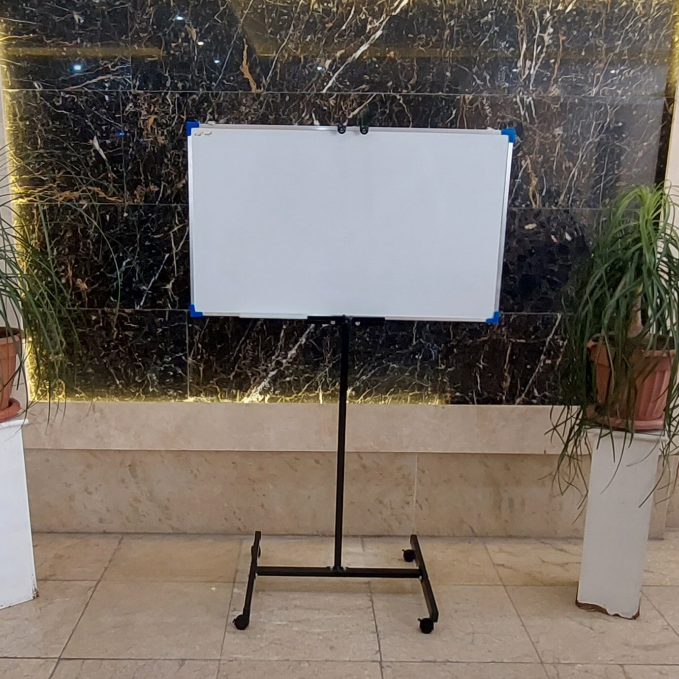تخته وایت برد کد mosi4 سایز 60×80 سانتی متری به همراه پایه نگهدارنده تخته وایت برد کد mosi4 سایز 60×80 سانتی متری به همراه پایه نگهدارنده