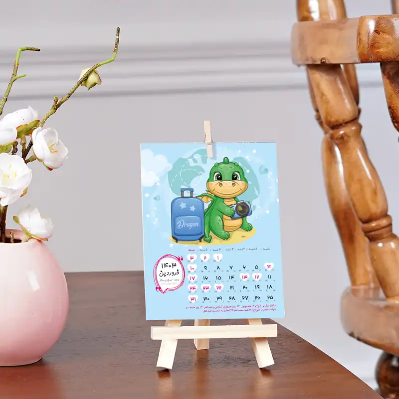 تقویم رومیزی سال 1403 طرح اژدها کوچولو مدل بوم چوبی خلبان
