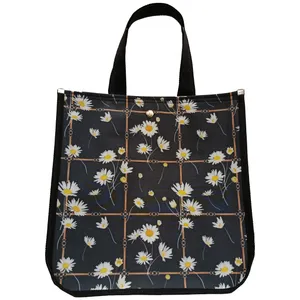 ساک دستی مدل دکمه‌ای طرح بابونه و زنجیر