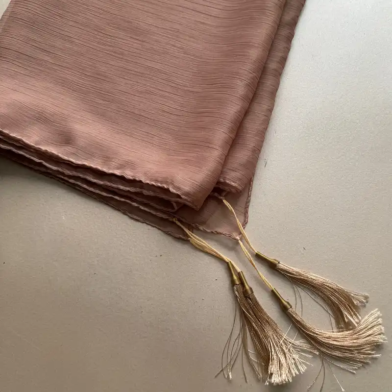 شال زنانه مدل حریر شیشه ای ساده و نازک منگوله دار کد 61