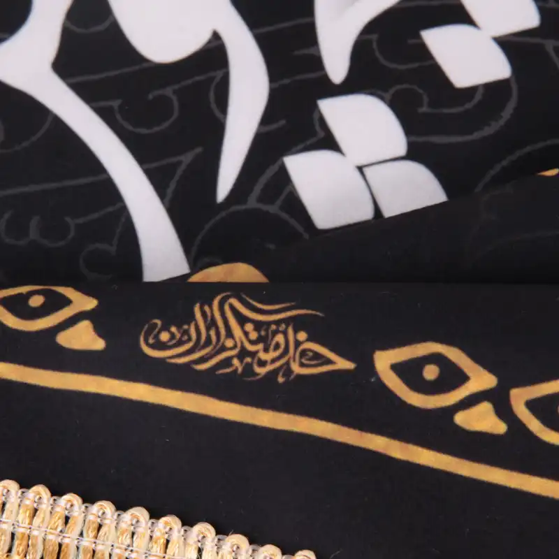 پرچم خدمتگزاران مدل کتیبه محرم طرح این خانه سیه پوش حسین علیه السلام است کد 4000707