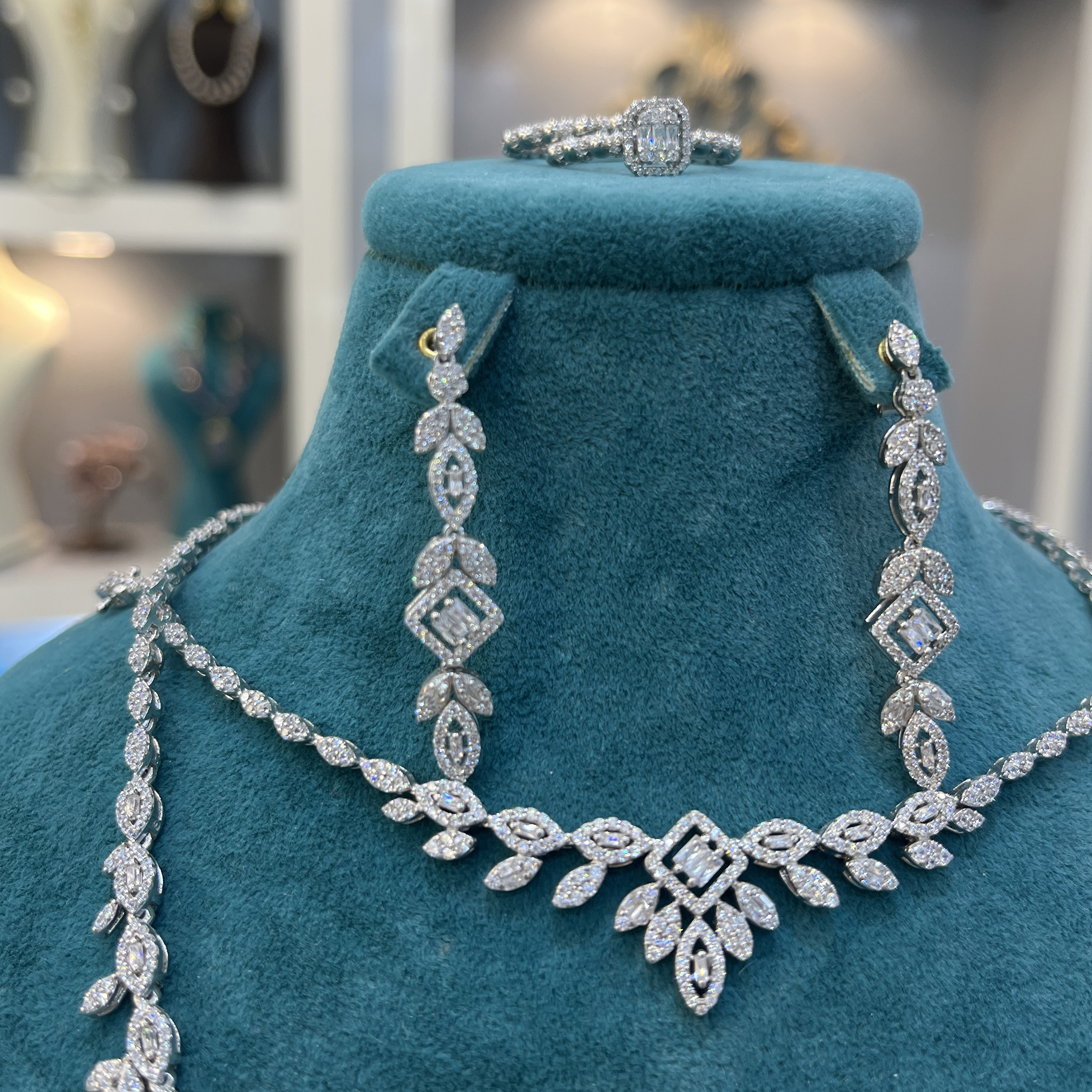 ست نقره زنانه مدل سوپر لوکس جواهری مزین به نگین اتریشی 00-398