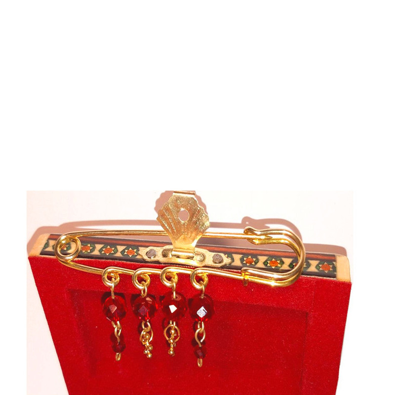 سنجاق سینه دخترانه مدل دانه انار کد 99