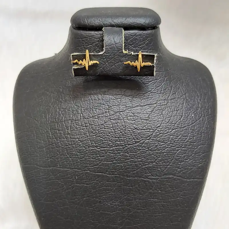 گوشواره زنانه مدل میخی طرح ضربان قلب کد beat113