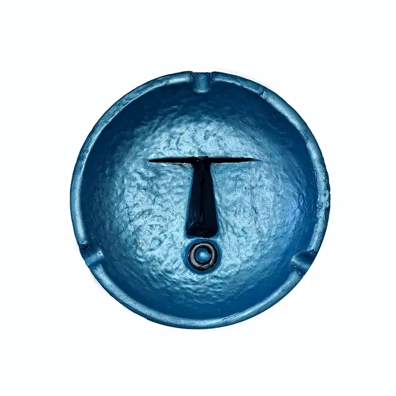 زیرسیگاری مدل صورت در حال فوت کردن