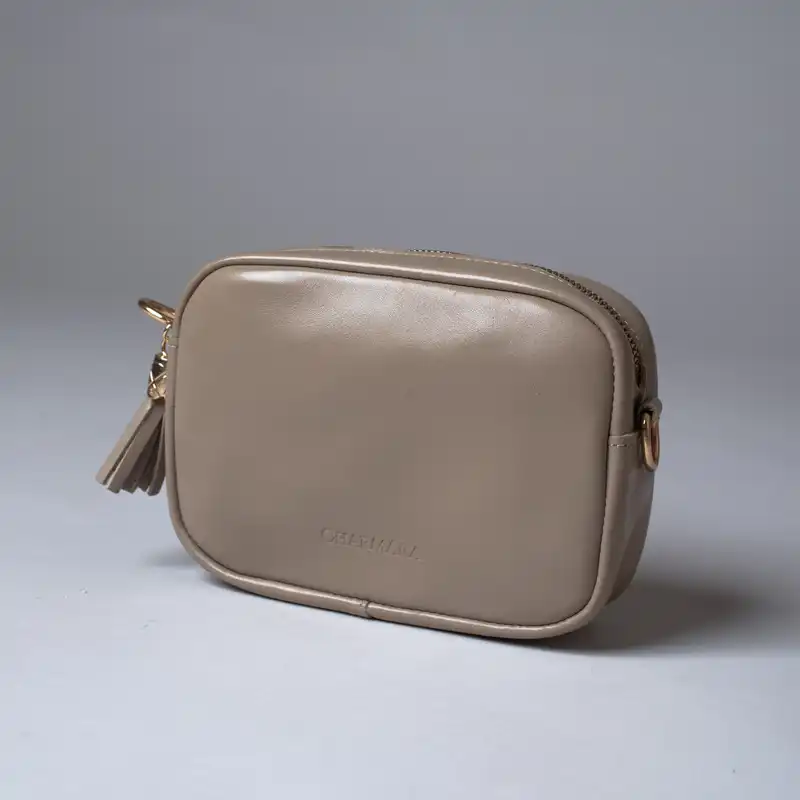 کیف دوشی زنانه چرم آرا مدل d058