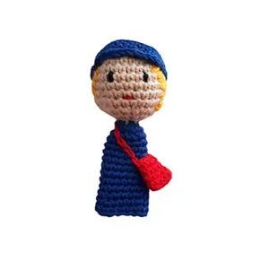 عروسک بافتنی مدل انگشتی طرح پستچی