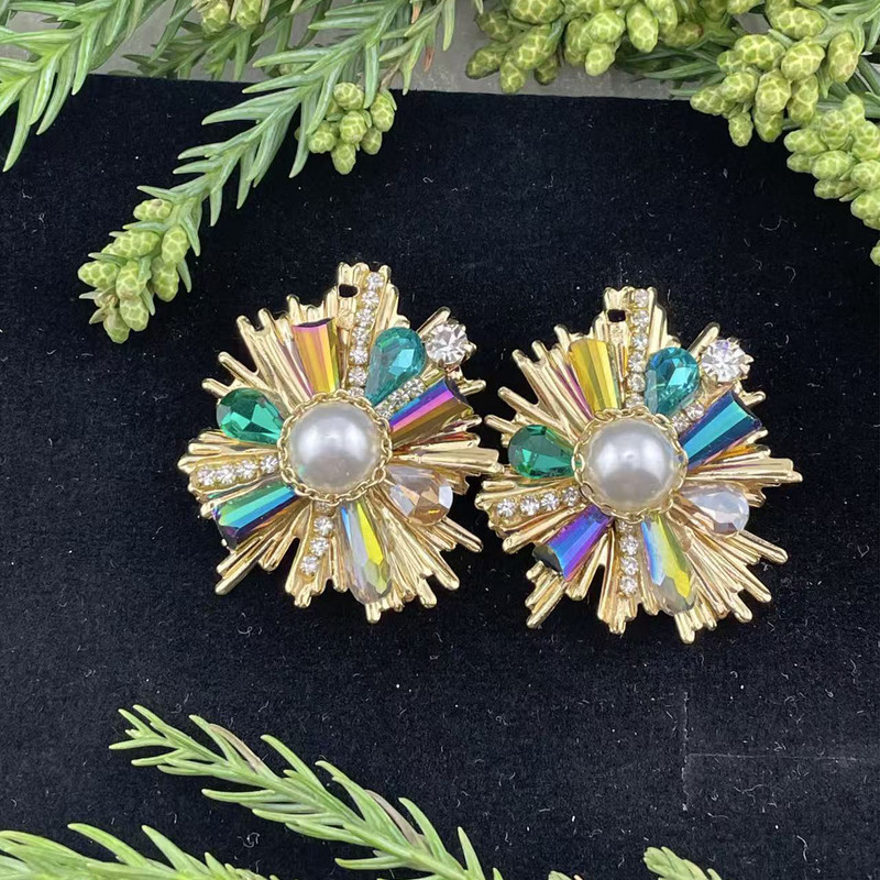 گوشواره میخی زنانه مدل  خورشیدی نگین‌دار چندرنگ