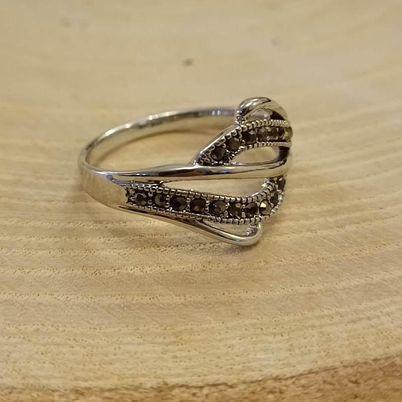 انگشتر زنانه مدل تاج نگین دار انگشتر زنانه مدل تاج نگین دار