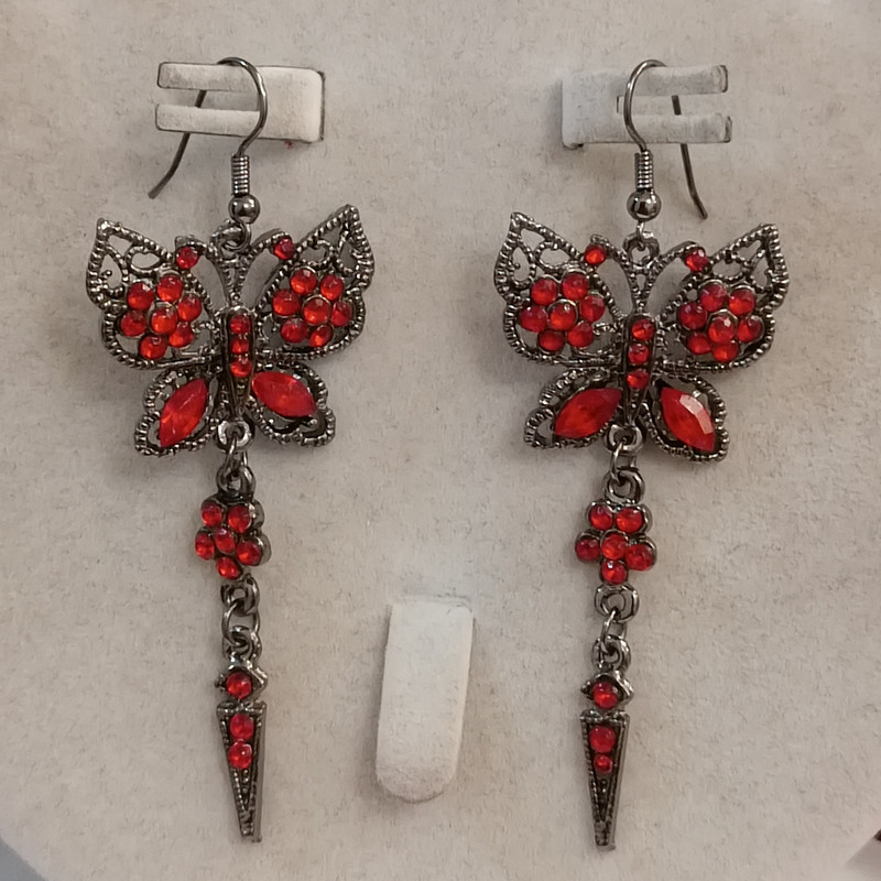 گوشواره زنانه مدل پروانه هندی نگین دار گوشواره زنانه مدل پروانه هندی نگین دار