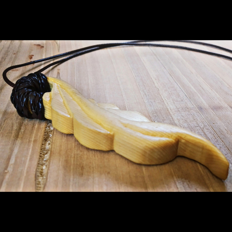 گردنبند مدل چوبی دست‌ساز طرح پر