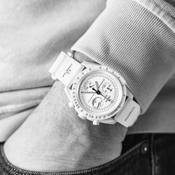 عکس شماره 5 : ساعت مچی عقربه-ای مکانیکی مدل omega x swatch mission to moonphase snoopy