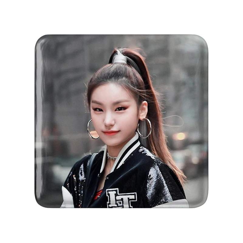 مگنت خندالو طرح یجی گروه ایتزی ITZY  مدل مربعی کد 20207