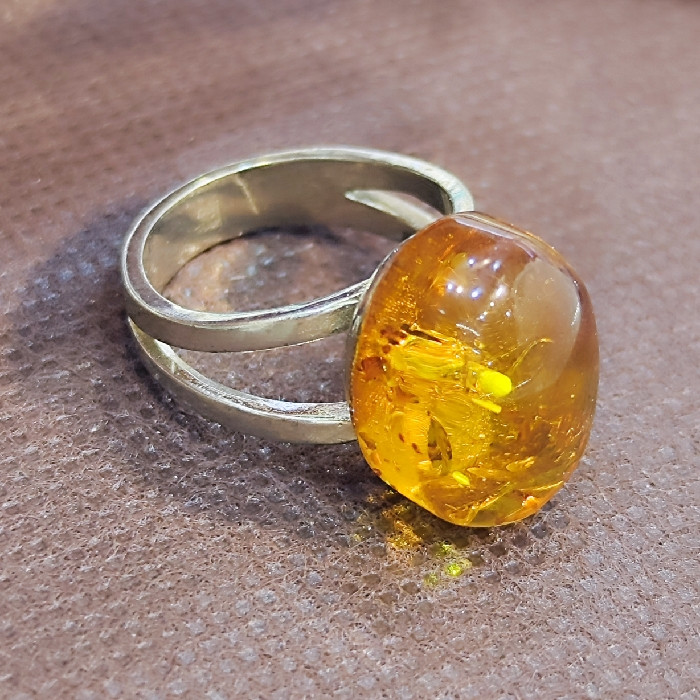 انگشتر نقره زنانه مدل سنگ کهربا کد 553 انگشتر نقره زنانه مدل سنگ کهربا کد 553