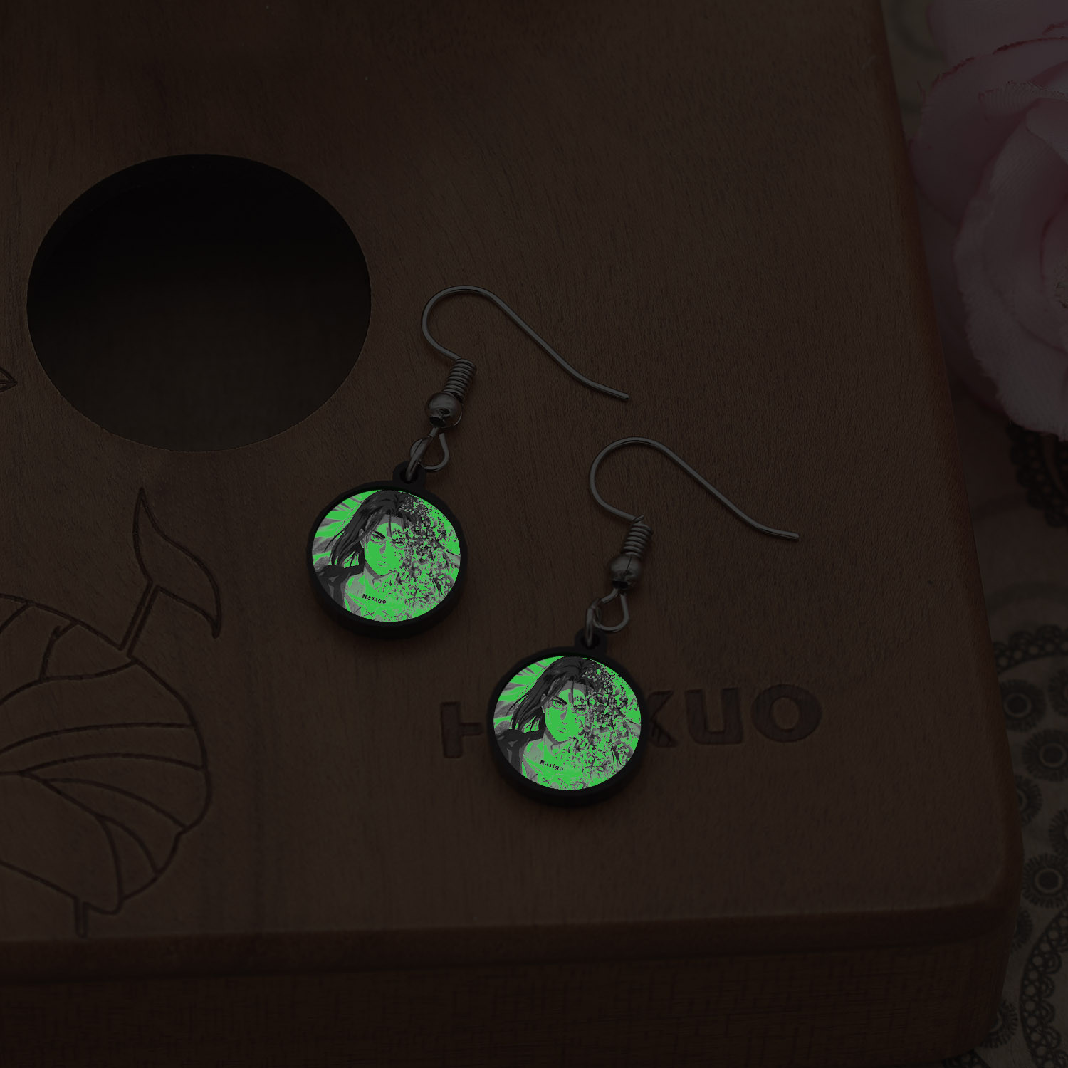 گوشواره زنانه ناکسیگو مدل شب تاب طرح حمله به تایتان کد ES7347 گوشواره زنانه ناکسیگو مدل شب تاب طرح حمله به تایتان کد ES7347