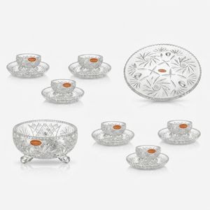 سرویس پذیرایی کریستال تراش دست‌خورشیدی دکو بوهمیا مدل Star Galaxy کد 7001، 14 پارچه، مناسب شستشو با دست و ماشین ظرفشویی، شامل 6 پیاله، 6 پیش‌دستی، کاسه آجیل سه‌پایه با قطر 20 سانتی‌متر، شیرینی‌خوری سه‌پایه با قطر 30 سانتی‌متر
