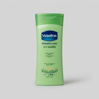 لوسیون بدن وازلین مدل Aloe Soothe حجم 200 میلیلیتر با عصاره آلوئه ورا، آبرسان قوی، فاقد چربی، جذب سریع، احیای پوست آسیب دیده، آرامشبخش و ضد التهاب، نرم کننده و مرطوب کننده 24 ساعته، قابل استفاده برای صورت